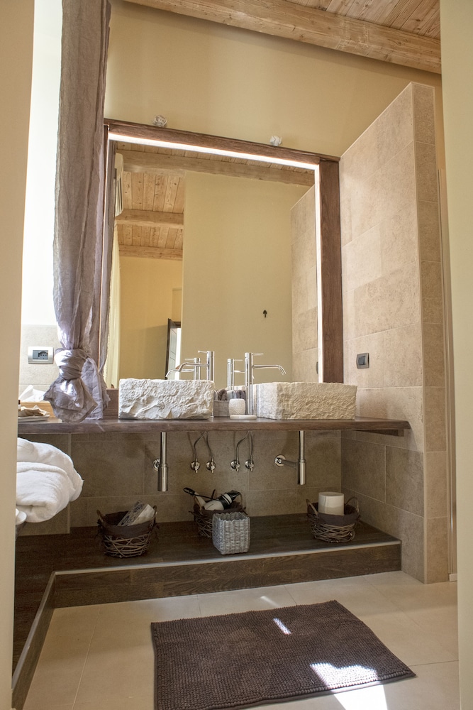 Deluxe Double Room - Photo 20