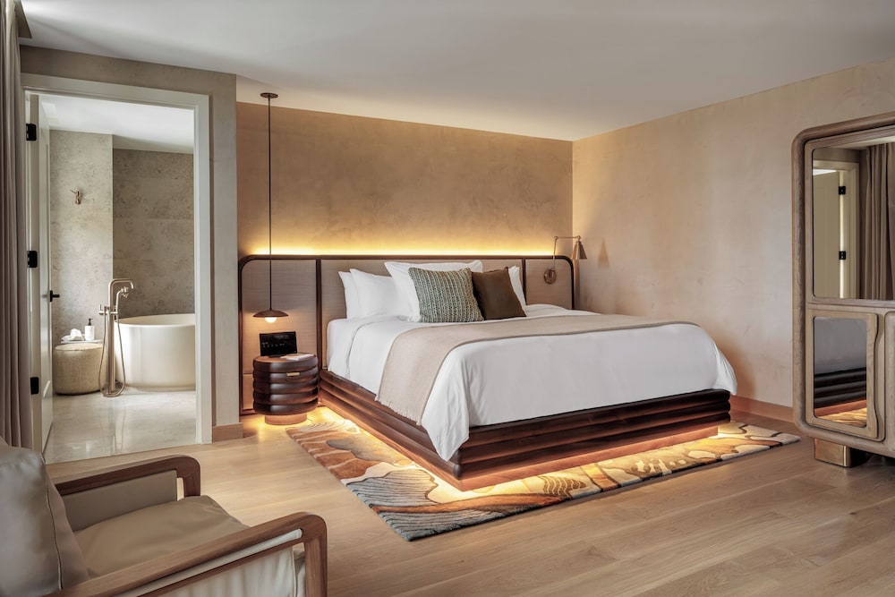 Superior Suite, 1 King Bed (La Familia Residence) photo 2
