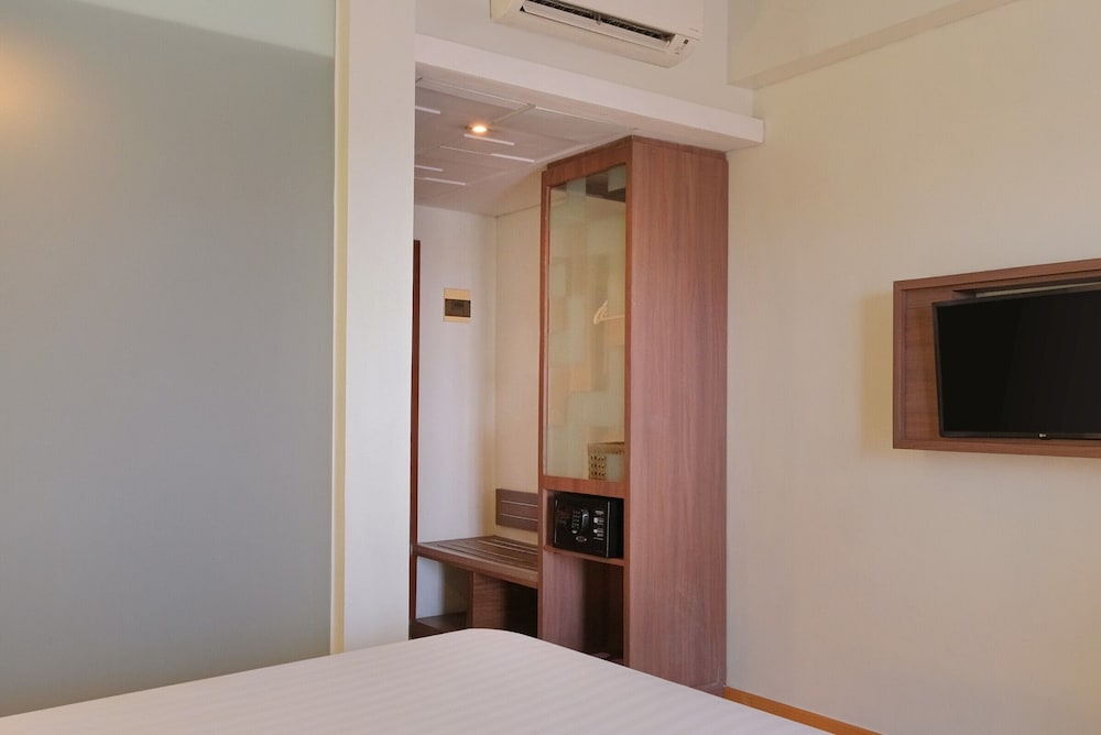 Deluxe Room (with Breakfast) - Photo 4