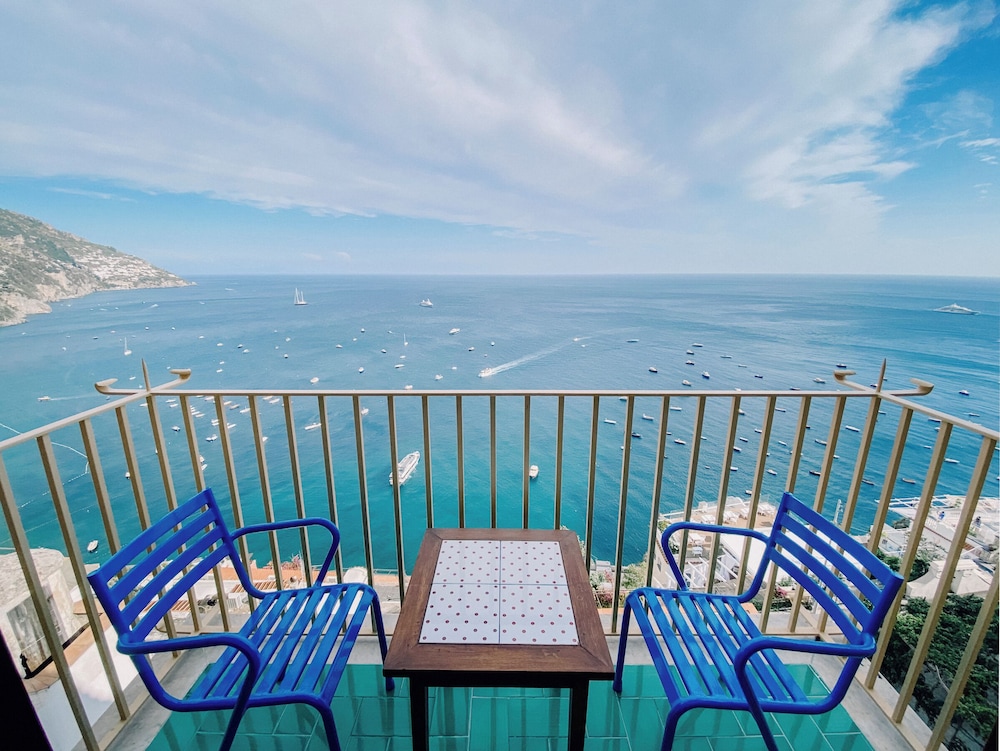 Camera Classic con letto matrimoniale king o 2 letti singoli, vista mare, balcone