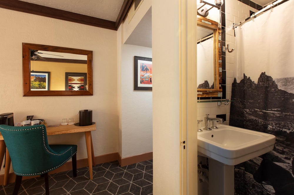 Deluxe Double Room, 2 Queen Beds - Photo 4