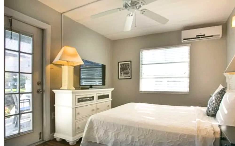 Bayside Queen Suite w/ Balcony (NO PETS) photo 2