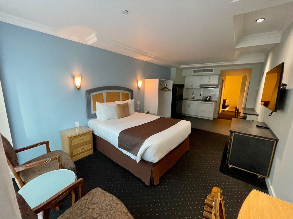 Deluxe Family Room with City View photo 3