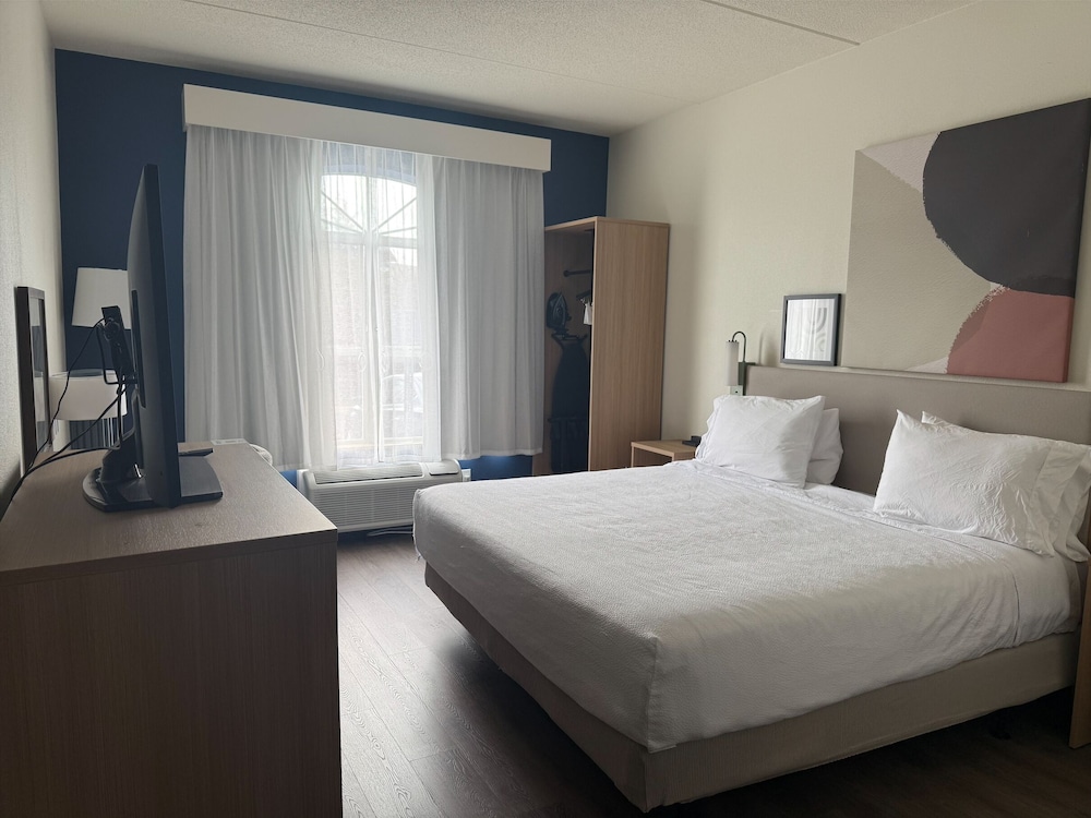 Room, 1 King Bed, Accessible (Mobility & Hearing, Roll-in Shower) - Photo 3