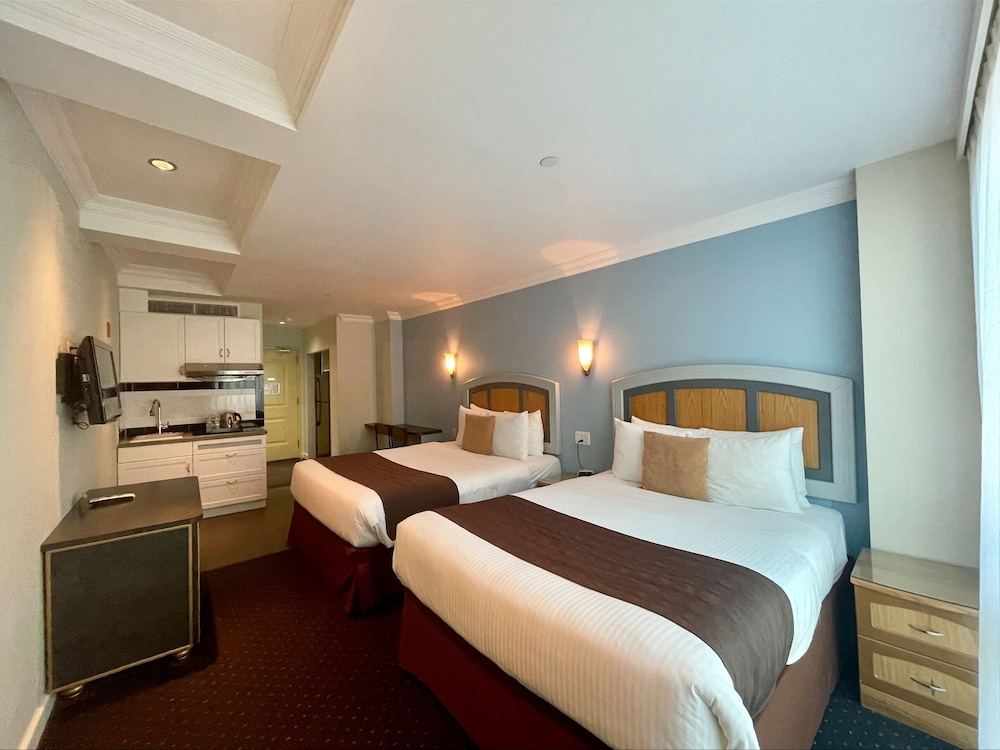 Deluxe Family Room with City View photo 1