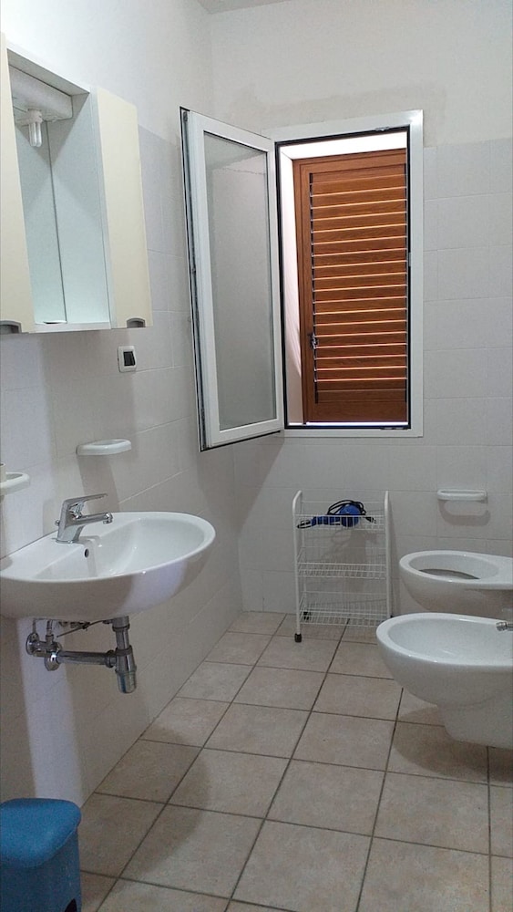 Habitación en B&amp;B - Habitación Cuádruple a un Paso del Mar - Ideal para unas Vacaciones Relajantes, Foto 10