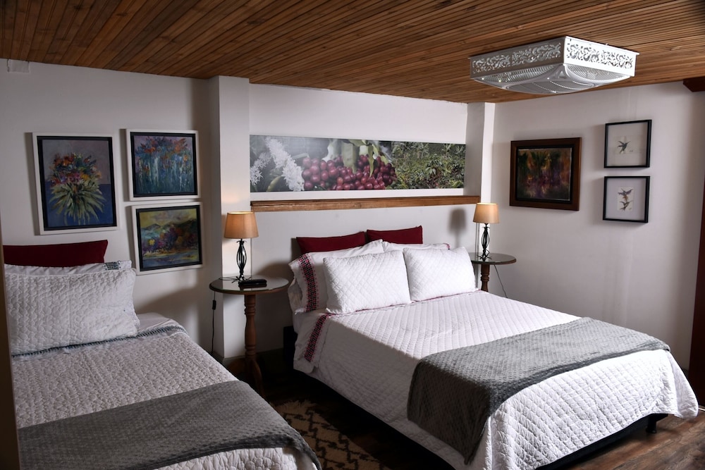 Family Room, Multiple Beds photo 3