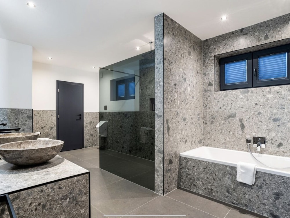 Luxury Apartment, Mountainside photo 2