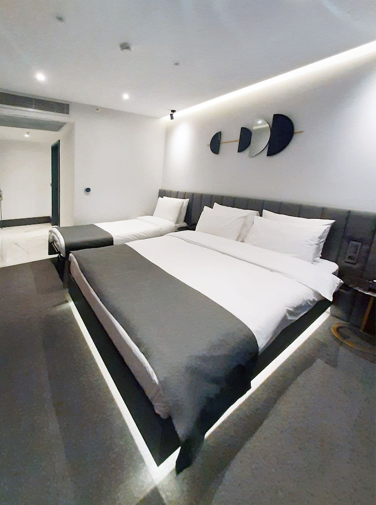 Standard Triple Room, City View photo 1
