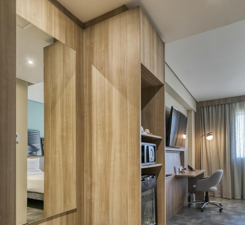 Deluxe Room, 1 Queen Bed with Sofa bed thumbnail 5