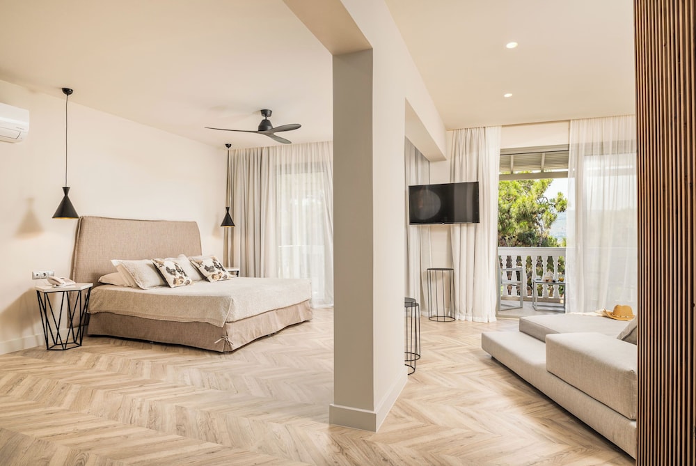Luxury Suite - Photo 8
