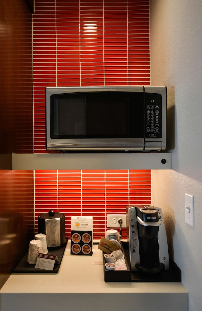 Deluxe Room, 1 King Bed, Accessible (Roll-in Shower) photo 2