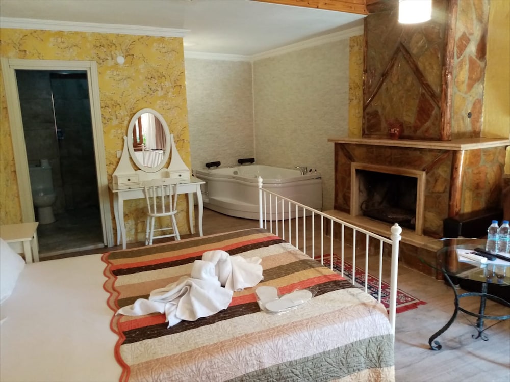 Luxury Suite with Jacuzzi and Fireplace - Photo 3