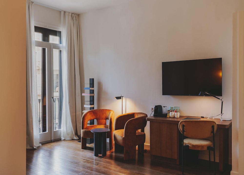 Superior Single Room, Balcony, City View thumbnail 6