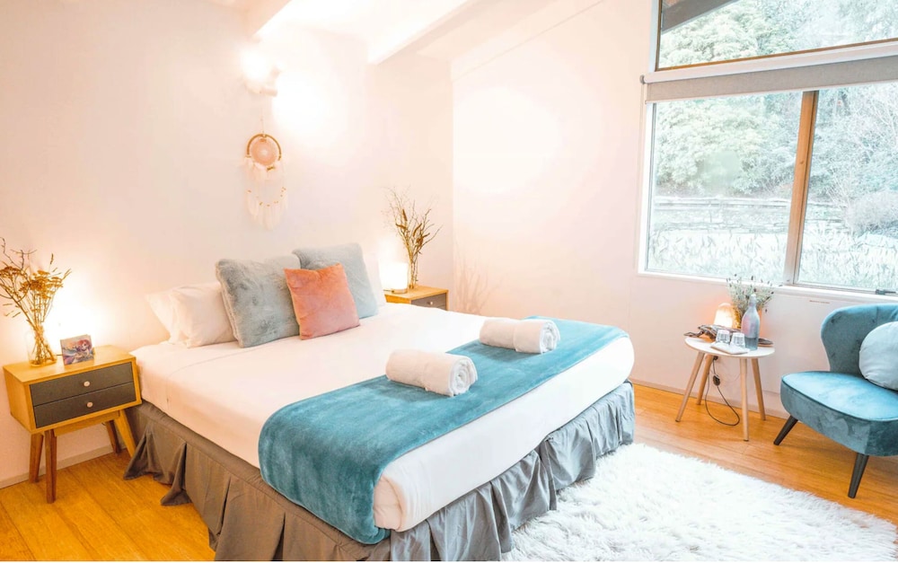Deluxe Room, 1 King Bed, Courtyard View