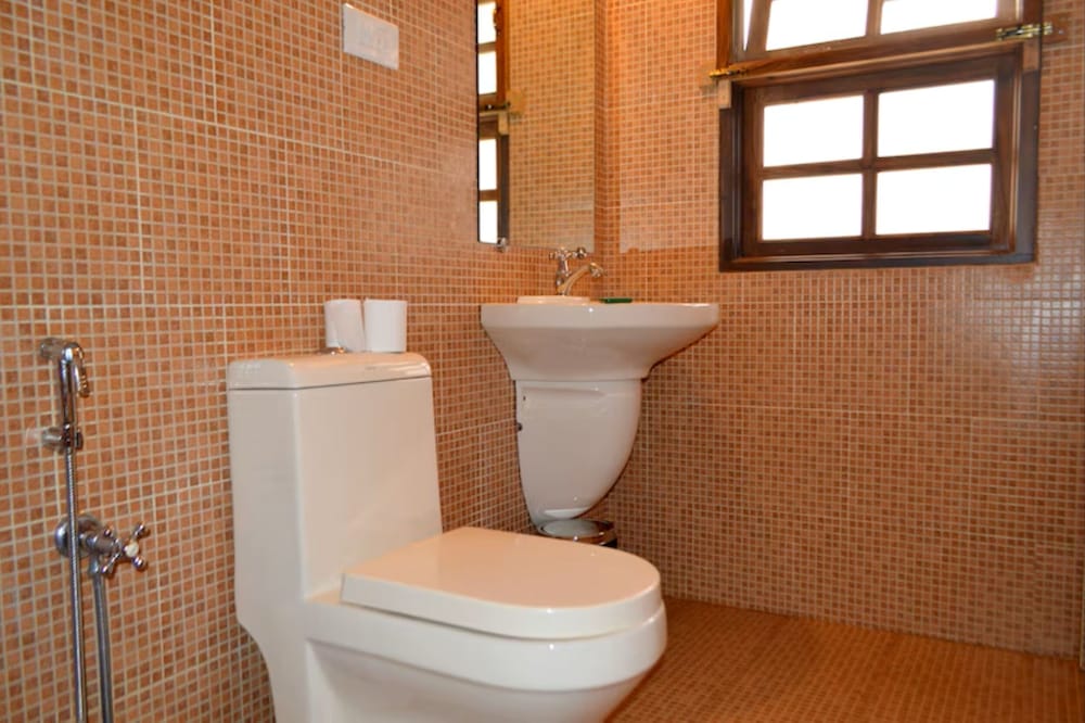 Deluxe with Balcony - Photo 6