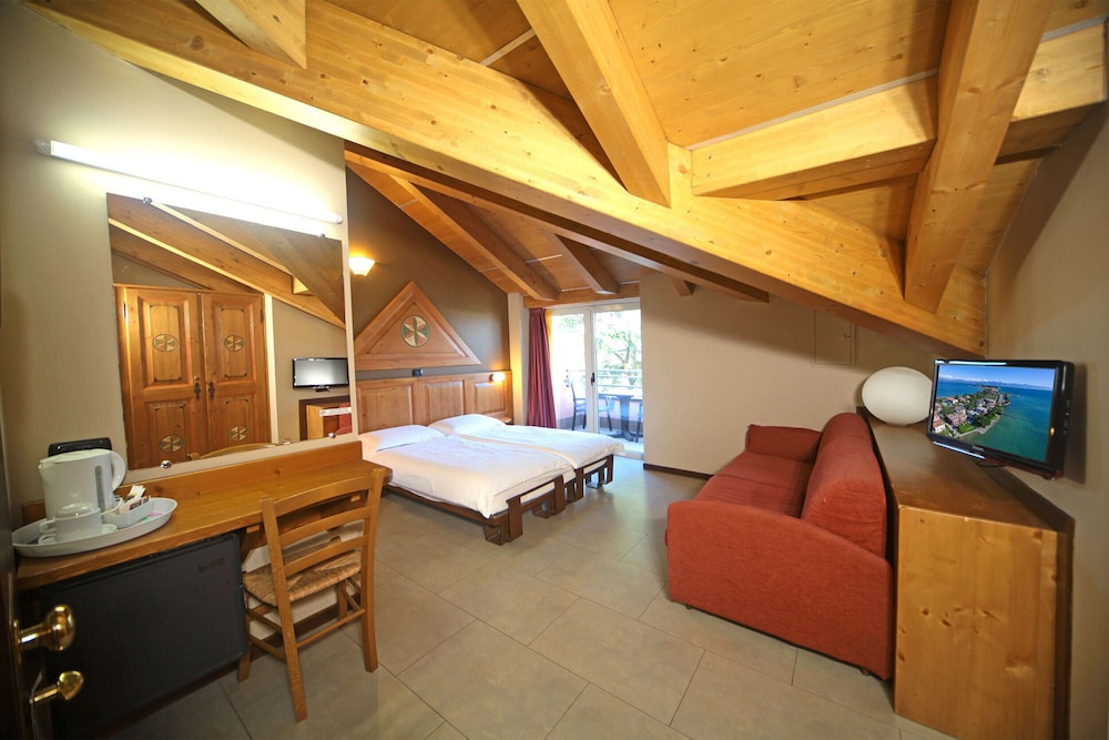 Superior Double Room, Partial Lake View photo 2