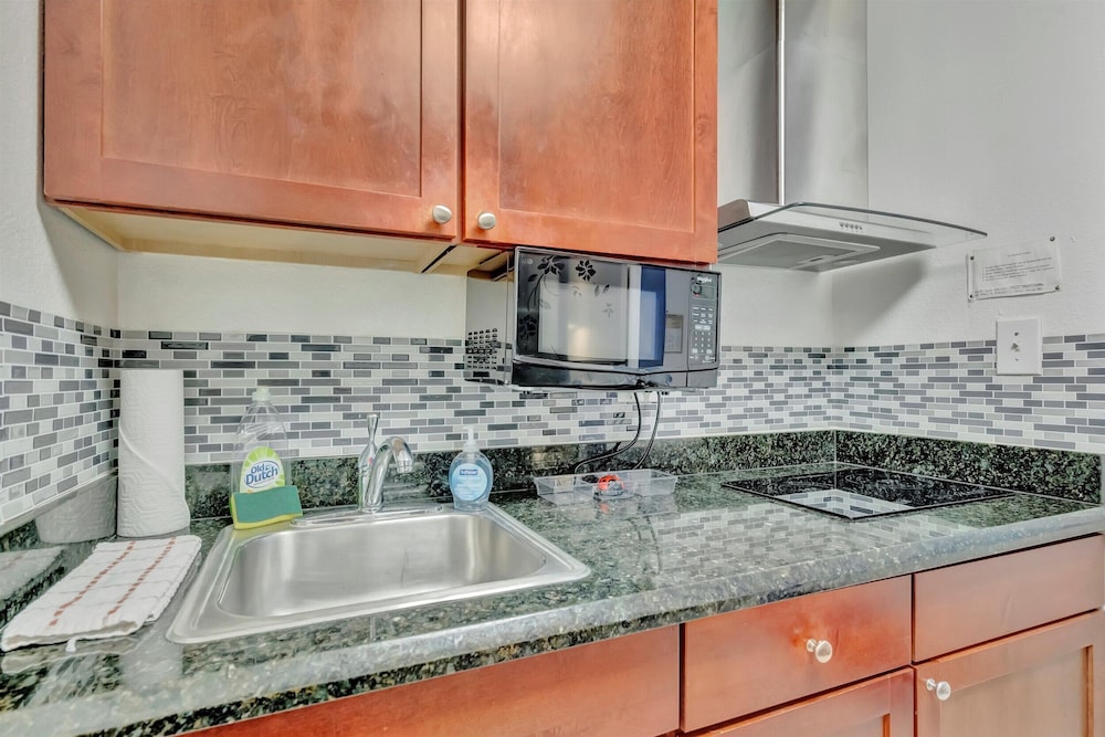 Premium Studio, 2 Queen Beds, Balcony, Canal View photo 2