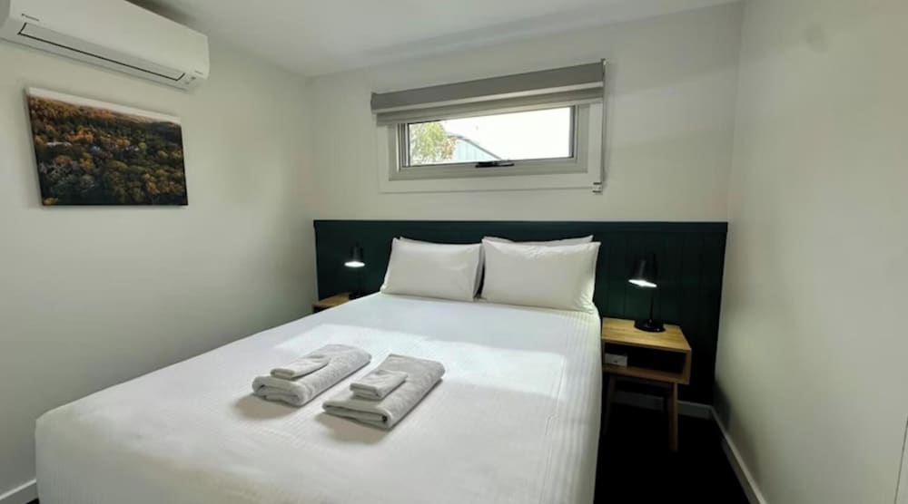 Deluxe 2 Bedroom Cabin - Sleeps 4