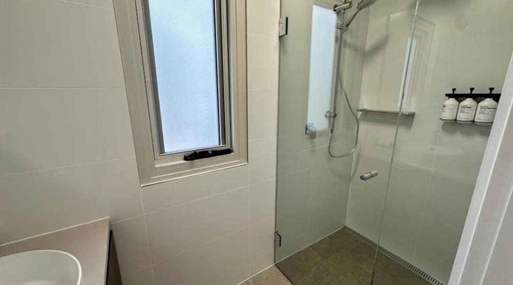 Deluxe 2 Bedroom Cabin - Sleeps 4 photo 3