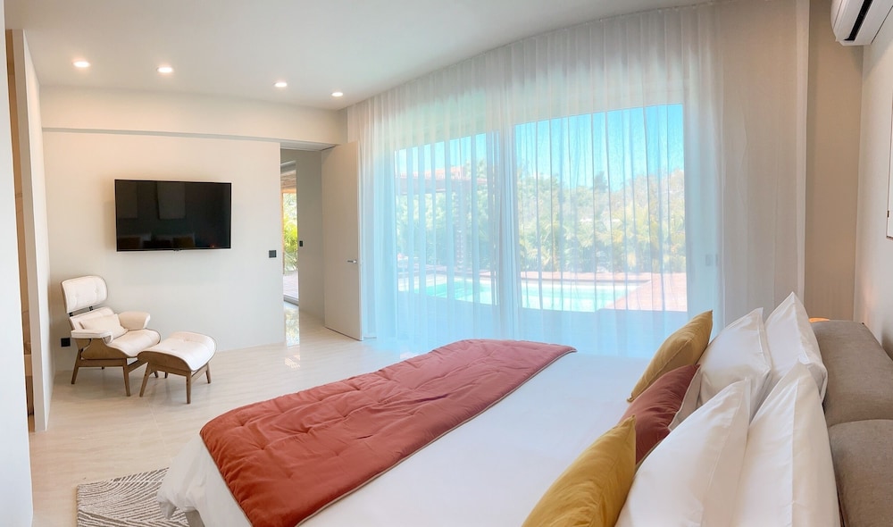 Deluxe Suite, 1 King Bed, Private Pool, Garden View
