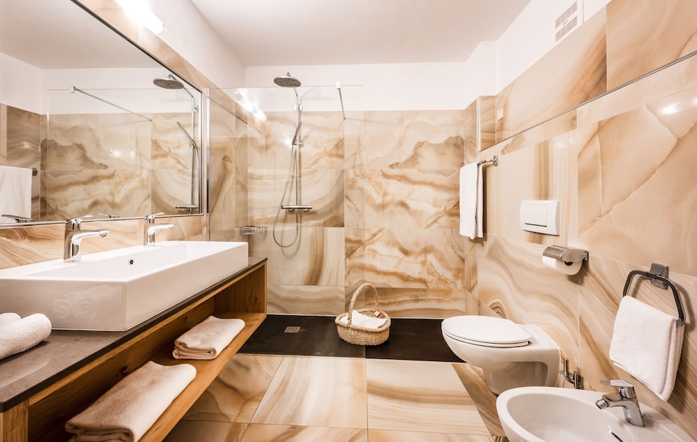Deluxe Room - Photo 6