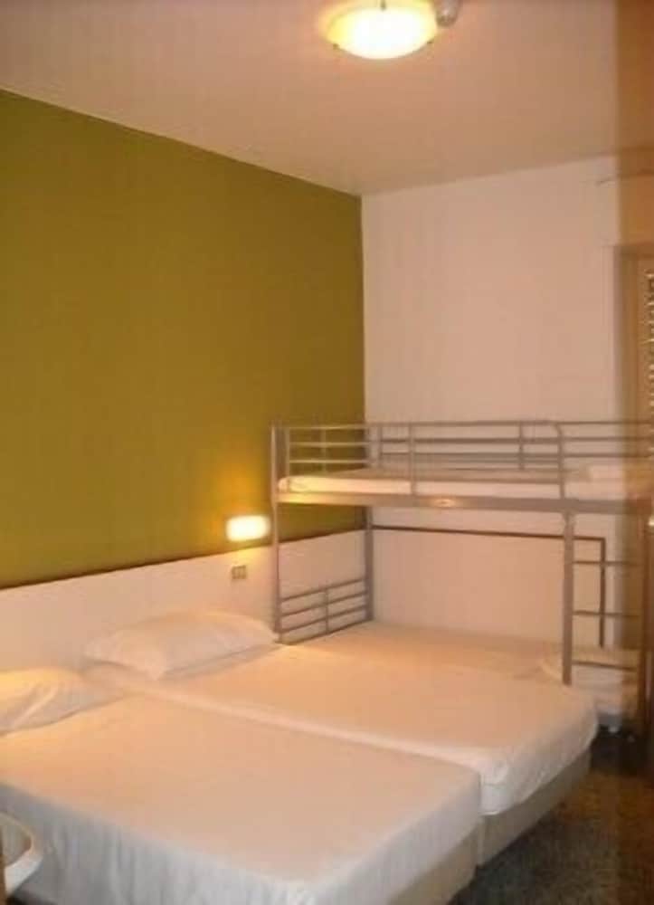 Economy Quadruple Room, Private Bathroom (budget) photo 1