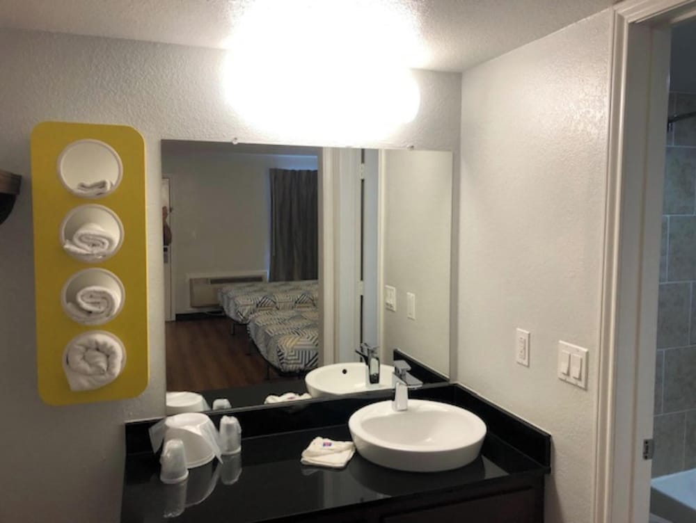 Standard Room, 2 Double Beds, Non Smoking, Refrigerator & Microwave - Photo 4