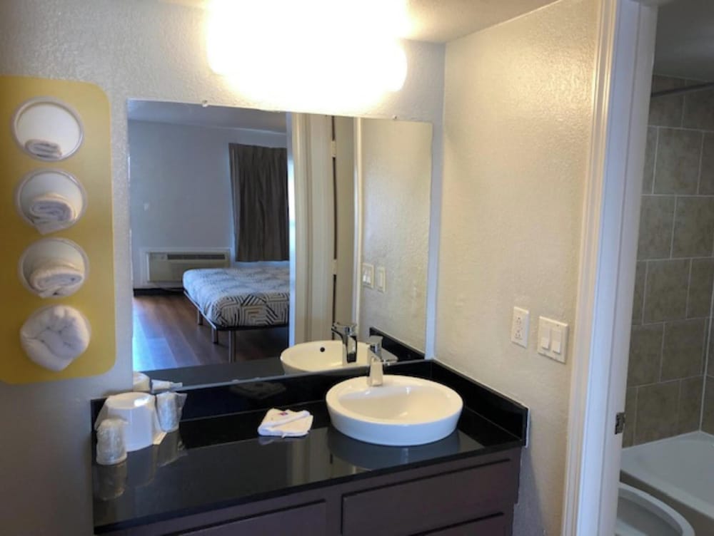 Standard Room, 1 King Bed, Non Smoking, Refrigerator & Microwave - Photo 4