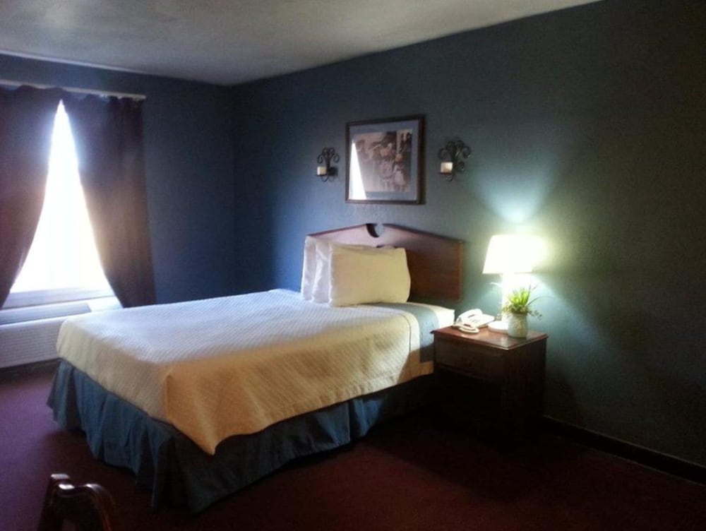 Deluxe Room, 1 King Bed, Non Smoking photo 2