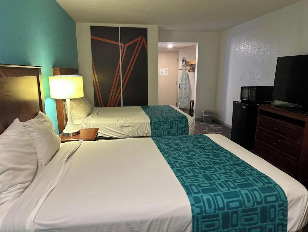 Premium Room, 2 Queen Beds, Non Smoking - Photo 2