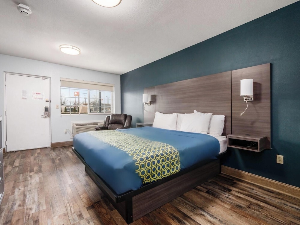 Premium Room, 1 King Bed, Non Smoking - Photo 2