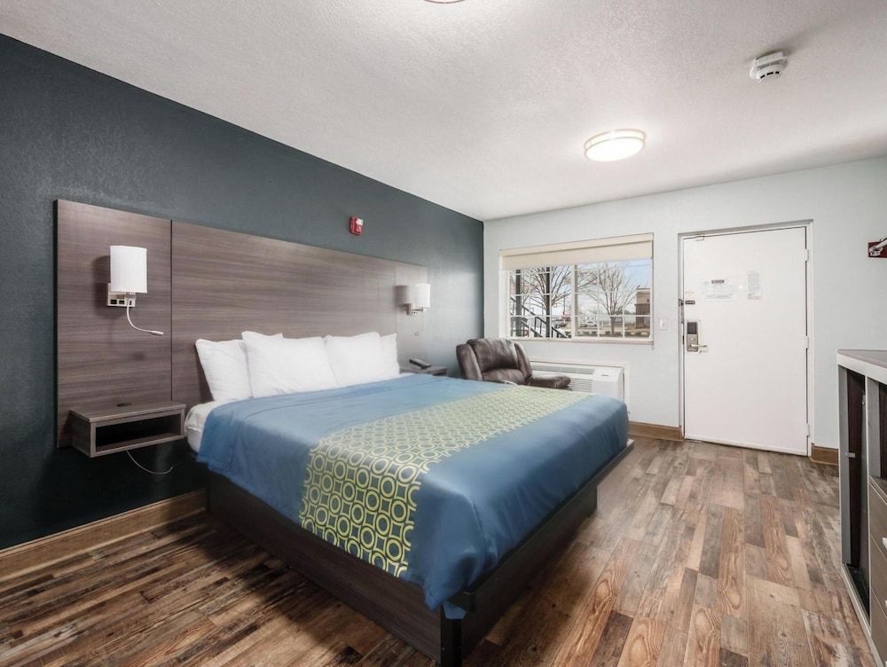 Premium Room, 1 King Bed, Non Smoking - Photo 4