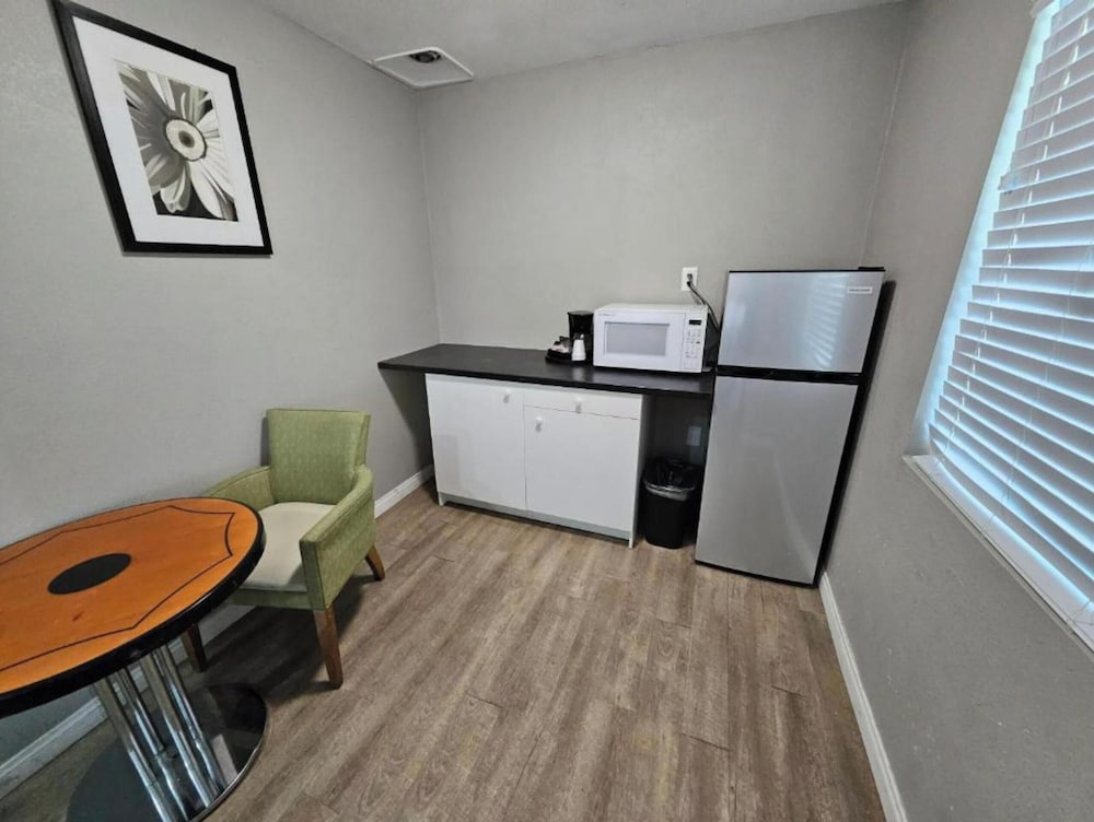 Room, 1 King Bed, Non Smoking, Kitchenette - Photo 3