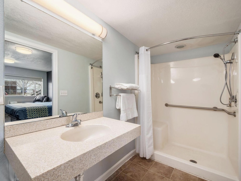 Premium Room, 1 King Bed, Non Smoking - Photo 6