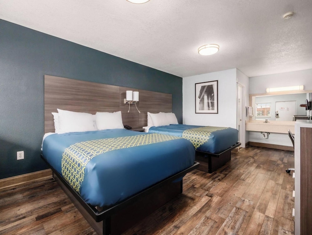 Room, 2 Queen Beds - Photo 7