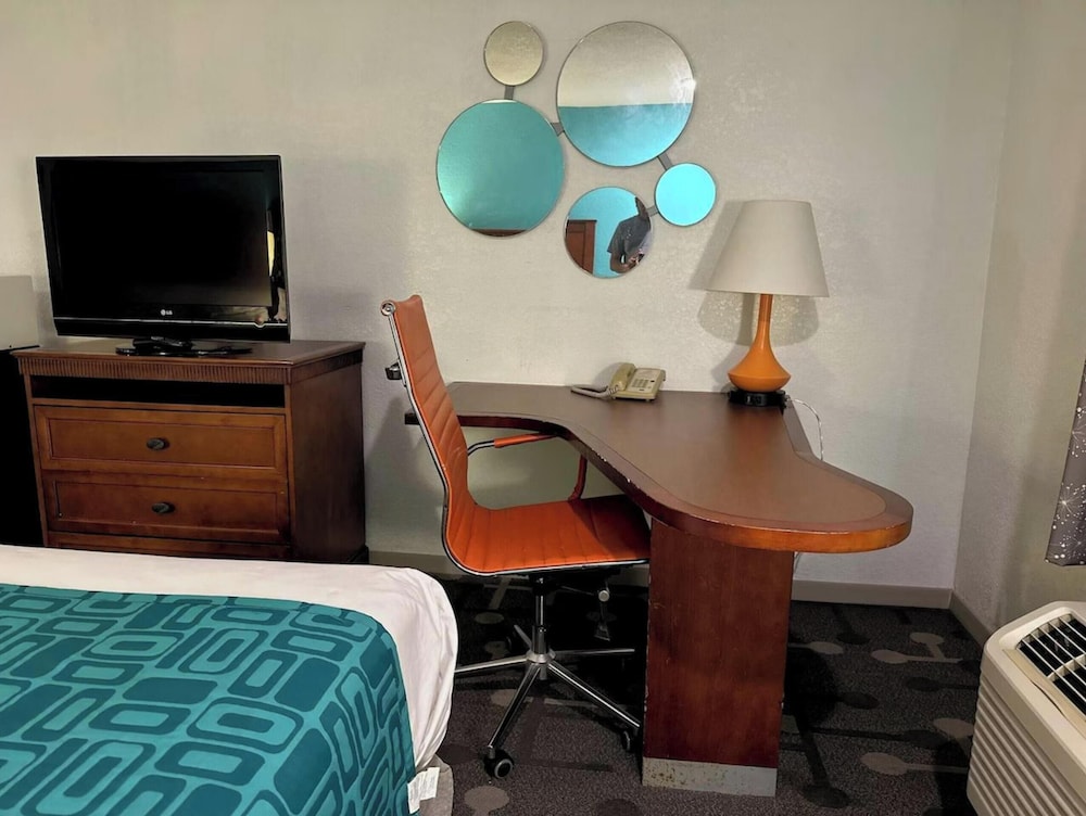 Premium Room, 1 King Bed, Non Smoking - Photo 2