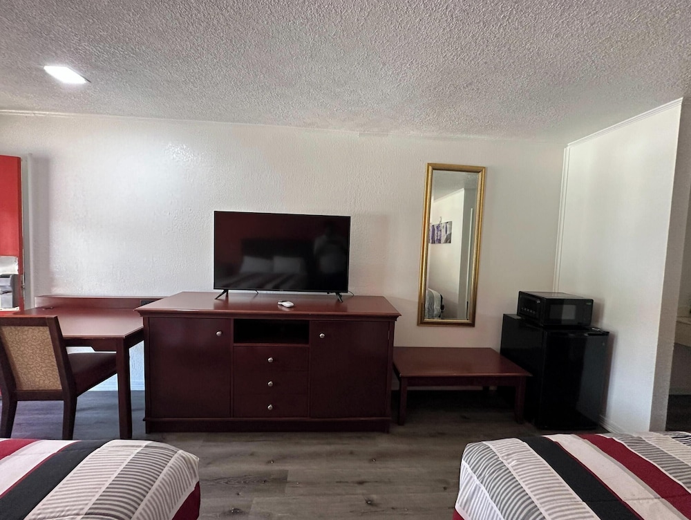 Room (2 King Beds) photo 1
