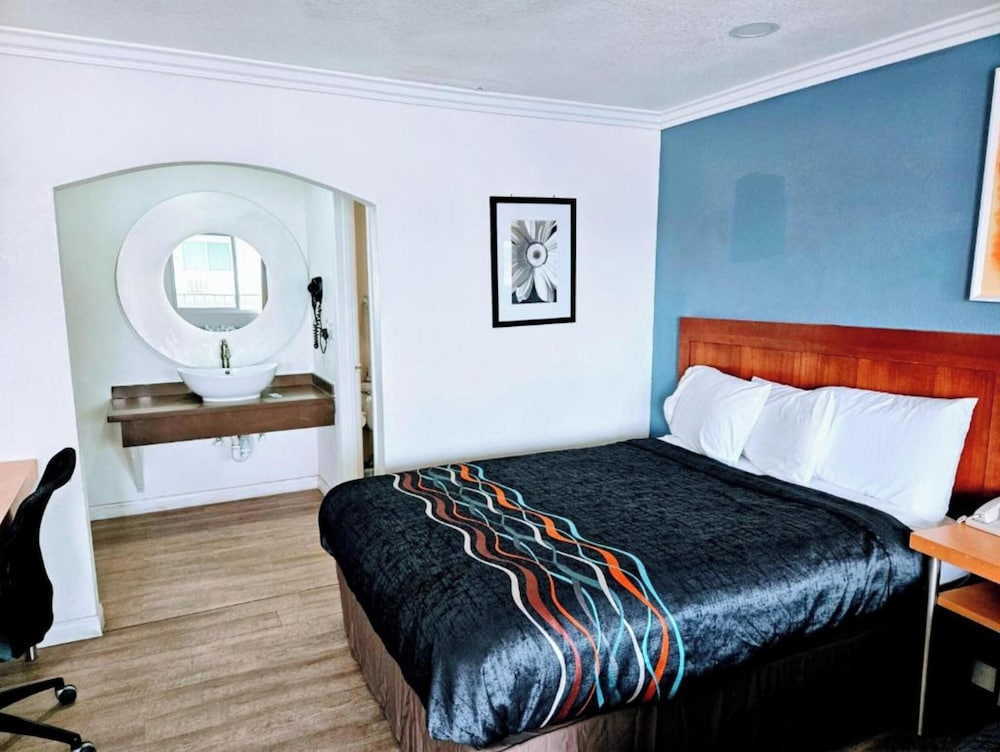 Room, 1 King Bed, Non Smoking, Kitchenette - Photo 1