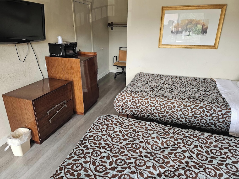 Standard Room, 2 Double Beds, Smoking photo 3
