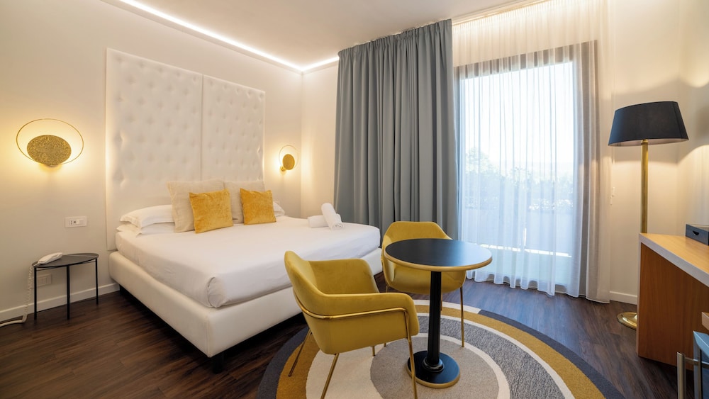 Exclusive Room, 1 King Bed, Park View - Photo 4