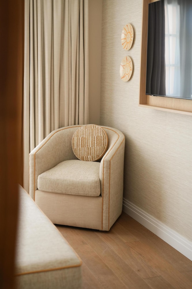 Deluxe Room - Photo 6