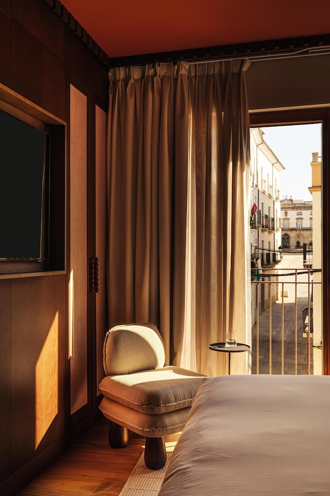 Suite, 1 King Bed, Balcony (Godoy)