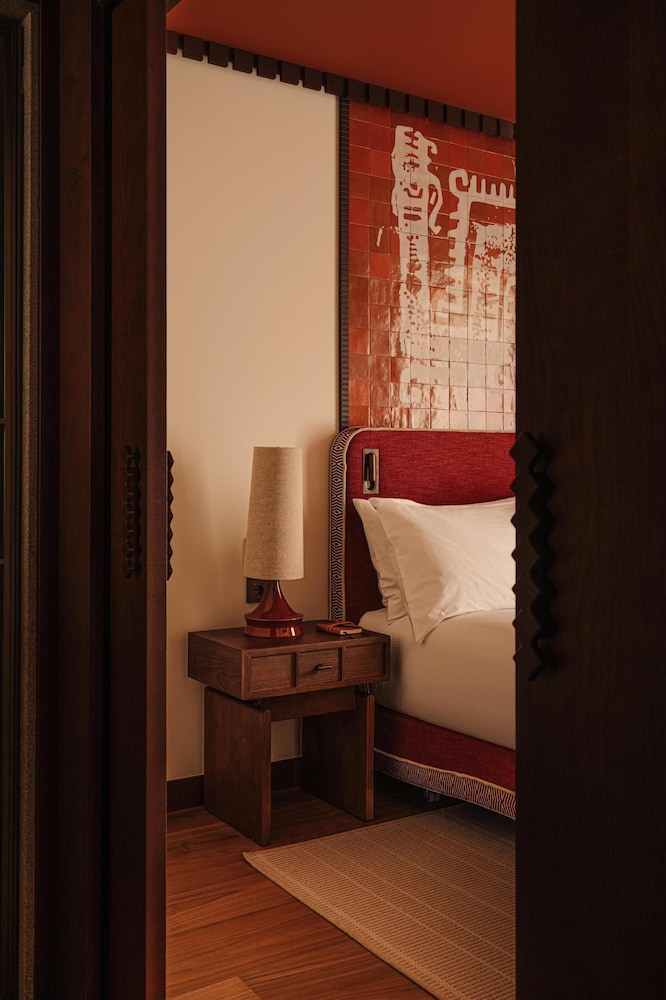 Suite, 1 King Bed (Leonor)
