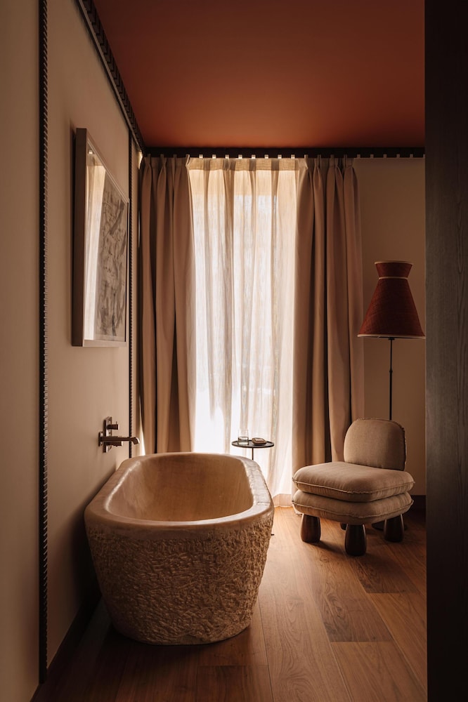 Suite, 1 King Bed (Leonor)