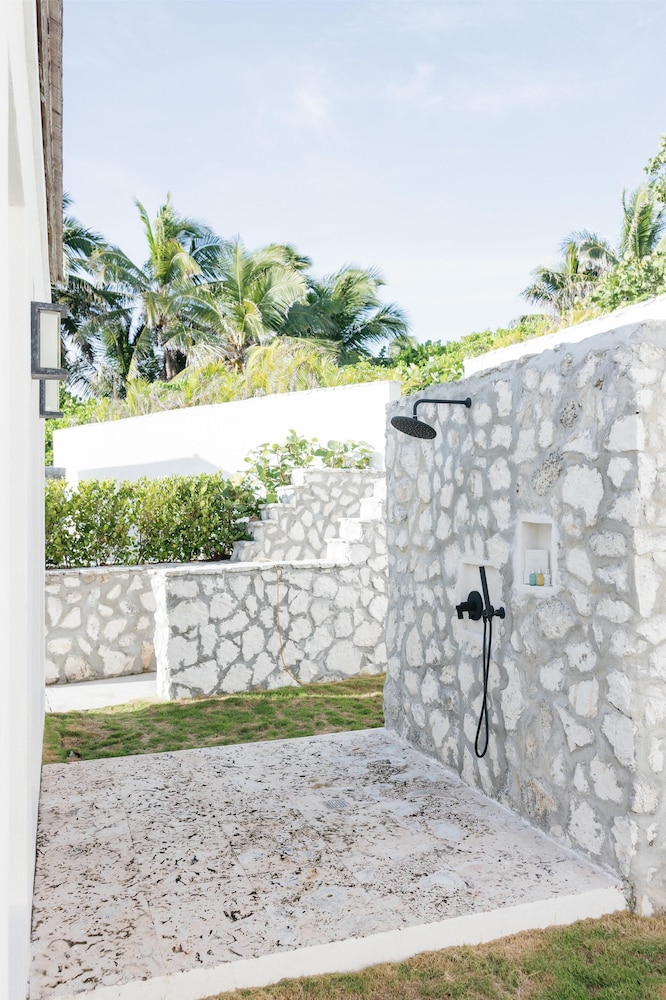 One Bedroom Ocean Front Cottage With Private Pool photo 3