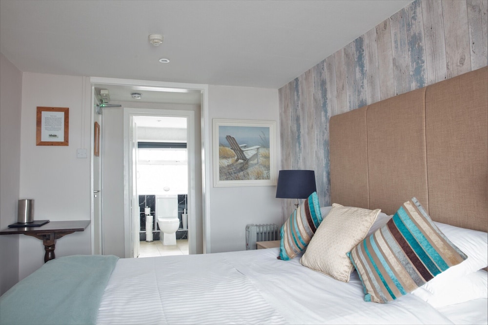 Double Room, Ensuite (King Size Bed- sea view) photo 3