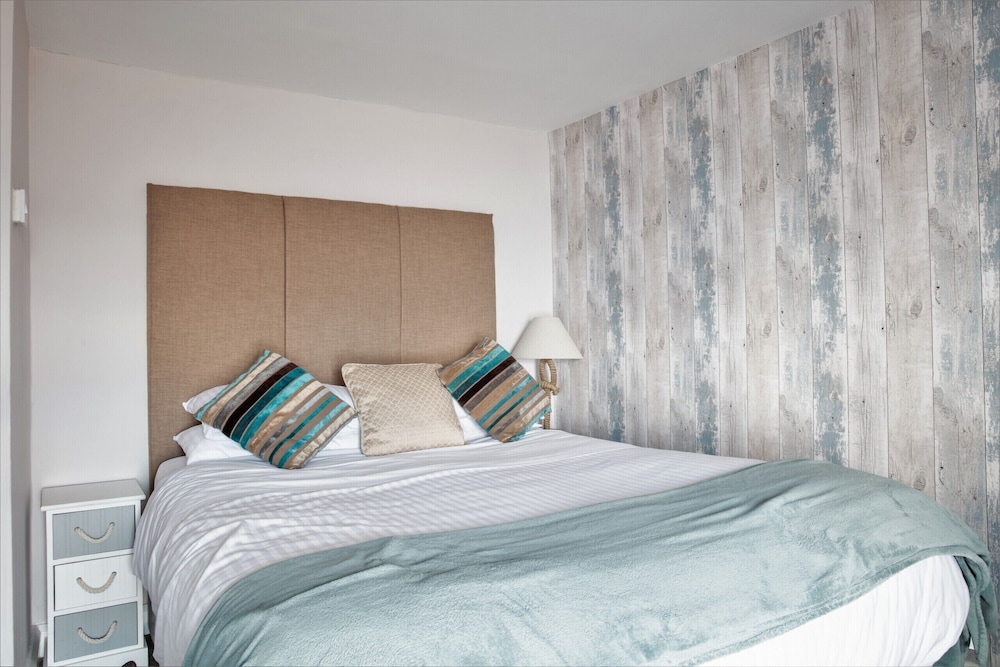 Double Room, Ensuite (King Size Bed- sea view) photo 2