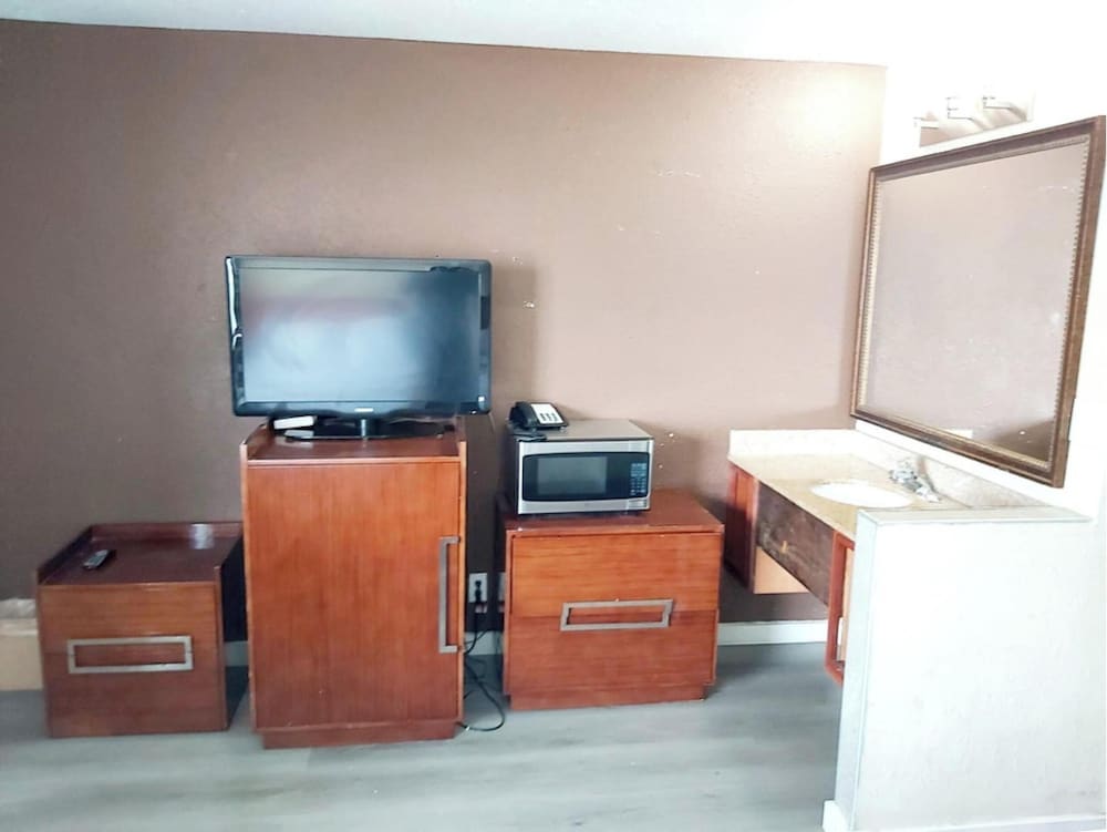 Standard Room, Multiple Beds, Smoking photo 2