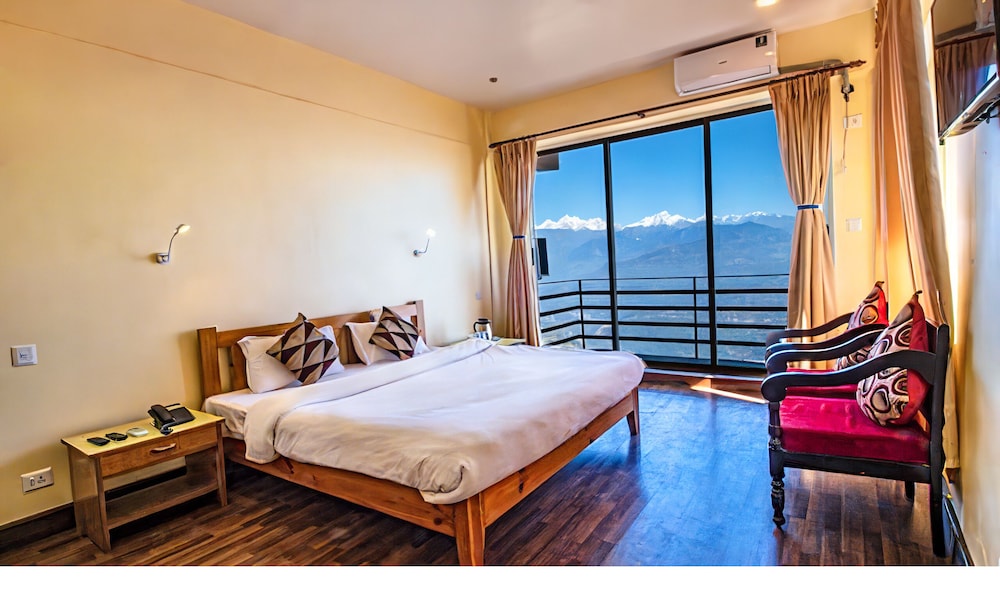 Deluxe Single Room, 1 King Bed, Balcony, Mountain View photo 1